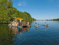Die Dove-Elbe bietet nicht nur Ruhe. Hier haben ein paar sehr gut gelaunte Jungs eine „Water-BBQ“-Insel gemietet und machen an einem Sonntag  Nachmittag eine gute Party.
