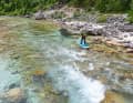 Die Board-Spitze zeigt vom Kehrwasser aus gesehen bei der Einfahrt in die Strömung flussaufwärts. Der Einfahrwinkel sollte möglichst klein sein. Wenn man sich über der Nose eine Uhr vorstellt, sollte die Spitze aus einem orografisch (flussabwärts gesehen) links gelegenen Kehrwasser ca. auf 11 Uhr zeigen, bei einem Kehrwasser auf der orografisch rechten Seite auf etwa 1 Uhr.