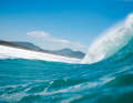 Here the surfer is in the perfect spot: you look to the right into the impact zone of the left-breaking wave. Now it's time to paddle, use the thrust and surf immediately to the left - away from the white water roller.