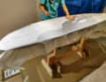 A layer of 6 ounce/square inch S-Glass is used on the underside and a layer of 4 and a layer of 6 on the top. This is the somewhat more robust version for longer surfboards. Short boards are often laminated in 4/4+4.
