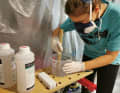 The "hot coat" - the final layer of resin, so to speak, which is then very finely sanded - is mixed. An additive is added to the resin to improve the flow behaviour and sandability.