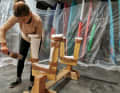 Bevor es los geht, muss ein stabiler Shapeständer gebaut werden. Hier sind der Phantasie keine Grenzen gesetzt. Je nachdem, was sich im Keller so an Resten zum "upcyclen" findet.