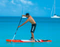 The upper hand does not extend beyond the forehead so that the shoulder remains at the correct angle and is not overstretched. Try not to pull the paddle blade towards you immediately, but immerse it fully in the water first to generate propulsion as efficiently as possible