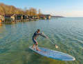 Mit Designanleihen von den Hawaii-Oceanboards entpuppt sich das Naish Touring auch auf dem See als gut drehendes und flüssig zu paddelndes Touringboard.