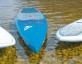 Shape-Elemente und Bugformen von Surfboards (Norden, links), aus dem Kanusport (Fanatic, Mitte) und vermutlich von Malibu-Shapes (Naish, rechts) sorgen für Vielfalt.