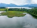 Idyllisch eingebettet liegen der Forggensee (Hintergrund) und Illasbergsee (Vordergrund) im Allgäu.