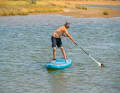 With a slight twist of the wrist, point the hollow side of the blade towards you (the curved side outwards) and dip the blade into the water at the front side of the board as cleanly as possible, i.e. without splashing