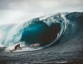 Jason Polakow surfte als erster Windsurfer in Teahupoʻo Tahiti.