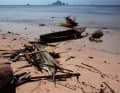 Phi Phi Island nach dem Tsunami, Neil und sein Boot sind nur wenigen Minuten davor ausgelaufen. Source: © Corbis.  All Rights Reserved.