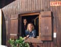 Andi und Rita konnten die alt eingessene Surfstation am Walchensee übernehmen und haben sie in ein kleines Windsurf-Idyll und Treffpunkt der Szene verwandelt.