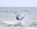 When taking off, don't actively jump off, but let the wave do the work. The energy of the wave is transferred to the board through appropriate body tension