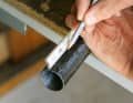 2. marking: Oli marks two or three points so that the mast can be sawn off straight for later taping. As the mast will be a few centimetres shorter, you have to adjust the extension accordingly afterwards. If you want to make things easier, saw off four, six or eight centimetres, as these two-centimetre increments can be compensated for 1:1 afterwards with the extension.