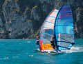 Eine satte September-Ora am „Lago di Garda“ — bescherte mit reichlich Druckluft die perfekte Rennstrecke für kilometerlange Matchraces über den See. Das Vergleichs-Fahrwerk für alle Segel: Zwei identische und 81 Zentimeter breite Tabou Rocket+ 133 Team.