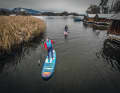 Als passionierter Paddler – und Wintersportler – kennt Flo Brunner für sich keine Schonzeiten. Bei der Entwicklung der nötigen Bekleidung mischt er persönlich mit.