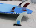 Also quite strongly curved fins, but slightly longer fins compared to pure wave boards. Some of the boards are supplied with a single fin, others as a thruster (three fins).