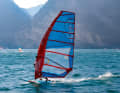 Das GA Sails Cosmic geht mit 2 Cambern und schmälerer Masttasche als Vertreter der etwas gemäßigteren Freeride-Cambersegel an den Start und verdeutlich klar die Unterschiede zwischen den beiden Gruppen: Weniger gelockt und etwas sensibler beim Speeden als die FreeRACE-Segel, dafür handlicher und leichter in Manövern — so profiliert es sich im Test. So passt es — klassentypisch — auch besser zu schnellen Freerideboards als zu Freerace oder Slalom-Raceboards.
