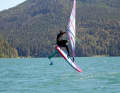 With the foil, lightweight Andi celebrates freestyle manoeuvres even with so little wind that you could be forgiven for thinking he has jet propulsion.