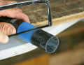4. sawing off: To saw off, Oliver does not simply saw through from top to bottom, but first creates a groove along the crepe marking. So keep turning the mast and make sure that you saw exactly along the marking. By turning the pole, it is cut from the outside to the inside at every point, which prevents the fabric from splitting and you from unintentionally moving away from the mark.