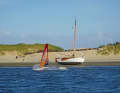At the main spot at the western end, there are shallow standing areas on the island side and deep water directly on the offshore sandbank.