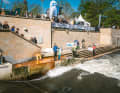This allows surfers to perform spectacular tricks in a limited flow area and combines elements from surfing with techniques from skateboarding and snowboarding.
