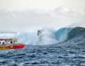 Fiji-Sieger Baptiste Cloarec schaut sich Break und Riff von Cloudbreak mal genauer an - und die Judges haben einen Logen-Platz