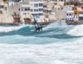 Lina surft in Pozo auf den Kanaren.