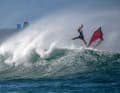 ...wird aus Windsurfen schnell ein Triathlon. Leon Jamaer fliegt lieber – mit bester  B-Note – hinterher.