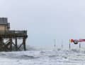 Normalerweise parken hier die Strandbesucher, bei einem Herbststurm setzt Nick Spangenberg einen Backloop direkt vor der Strandbar 54 Grad in St. Peter-Ording