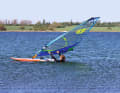 If, after initially aligning and adjusting the course, you have the feeling that there is simply not enough wind for the ascent, a grip on the mast can help. To do this, first push your hands slightly forwards on the boom.