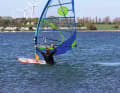 The remaining steps are the same as for a normal water start: actively pull the board under your body with your back leg and keep your arms as straight as possible. It is easier to shimmy up the sail via the mast, as you can exert more direct pressure on the base plate from there. Even without a lot of wind in the sail, you can support yourself strongly when climbing up.