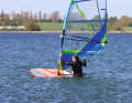 Once you have balanced the sail at the top, first put your back foot and then your front foot on deck. Both legs now pull the board under your body again. If you now tilt the board to windward ...