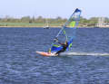 Pick up speed on a half-wind course and put your back foot out of the strap in preparation. Also unhook yourself from the harness. Start the turn to windward by applying slight pressure to the windward edge.