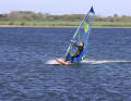 Start the turn wide and place the front foot directly in front of the mast on a closehauled course. By pushing on the windward edge, you can steer further into the wind.