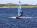 Because the planing usually ends before the tip of the board points directly to windward, even with the best technique, the change of side occurs earlier than in light winds.