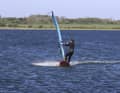 However, the steps should be familiar to you from the basic tack: pull the back foot forwards and immediately bring the new foot backwards to prevent the bow from diving. In the planing tack, the sail is also tilted far back before changing sides (4-5). As you are still steering with your feet in this phase, the purpose of this is not so much to perform a luffing movement with the sail, but simply to give you space for the side change.