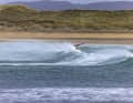 Wem raue Wetterbedingungen und viel Neopren nichts ausmachen, der wird in Irland meist mit epischen Wave-Bedin­gun­gen und malerischen Landschaften belohnt.