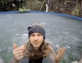 Saschas große neue Leidenschaft: tägliches Eisbaden im heimischen Pool.