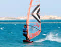 Speed is important for every gliding manoeuvre, only those who enter the turn at high speed can come out of the manoeuvre with speed. In choppy conditions, it helps enormously if you position yourself parallel between two wind waves on a light space wind course.