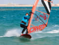 "To initiate the turn, you have to push the leeward edge" - this often-heard tip is not entirely wrong, but remains an expression of a misunderstanding of cause and effect. Carving is not about pushing the leeward edge with your back foot, but about bringing your entire body into a position in which the board runs cleanly over the edge and, ultimately, the leeward edge is loaded.