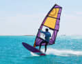 Pick up enough speed on a half-wind to light space wind course and aim for a small chop. One of the most common mistakes often happens before the actual move has even started, because before you jump off you should move the front hand on the boom completely forwards towards the mast. This is the only way to change the side of the sail quickly in the air - more on this in a moment. Give the tail a little push to bring the nose of the board up. surf tip Are you having problems getting up to height and are getting stuck? Then try making a small turn to windward immediately before jumping off the downwind course!