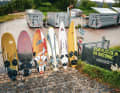 Ganz links stehen die aktuellen Blast 117 und Magic Ride 119 bereit zum Vergleich mit dem Altplastik aus den 90er- bis 2010er-Jahren.