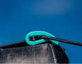 The new system works without knots. A part is inserted at the end of the centre strand to keep the rope taut