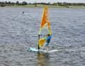 3) Initiate the board turn to leeward by dropping. To do this, tilt your sail forwards in the sail plane past your body, the mast tilts towards the water, the boom end points towards the sky.