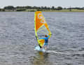 4) Hold as tight as possible with your sailing hand, hang your body weight in the sail and shift your weight to your back leg, as the sail pull naturally increases noticeably during the drop. You will notice that your board is accelerating - no wonder, because the space wind course diagonally away from the wind is the fastest course in windsurfing.