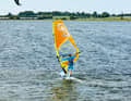 5) If your board continues to turn towards the downwind course - this is the course exactly with the wind to leeward - you will notice how the sail pull decreases noticeably again, the board slows down. The downwind course (5) represents the apex of the jibe, so to speak.