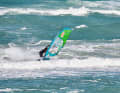 The key to a cracking cutback with lots of spray lies in a good bottom turn! The aim is to get as much speed as possible up to the lip of the wave! Flo uses the thrust of the wave and also pulls his sail up tight. He slides his back hand far back on the boom when initiating the bottom turn