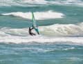 At the end of the bottom turn, Flo consistently aims for the peak that is building up. With a cross onshore wind, it is crucial to open the sail with the back hand in good time. To keep pressure on the sail, Flo pulls the mast arm towards his body and slides the back hand on the boom slightly forwards towards the mast again