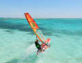 While with all other types of jibes you are aiming to gather maximum speed in a roomy wind, with tight jibes the approach tends to be half-wind. If there is a lot of wind, it can be useful to reduce the speed a little by opening the sail and applying a slight load to the stern before starting.