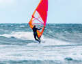 4 The steeper you approach the wave, the stronger the pull on the back hand. The breaking part should now come directly from the front.