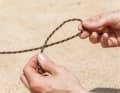 1 Make a loop with the rope so that the end of the rope is at the top.